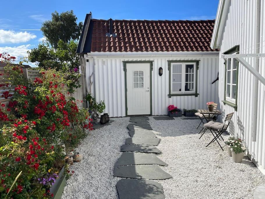 Idyllisk Lite Anneks Med Enestaende Uteplass Larvik Exteriér fotografie
