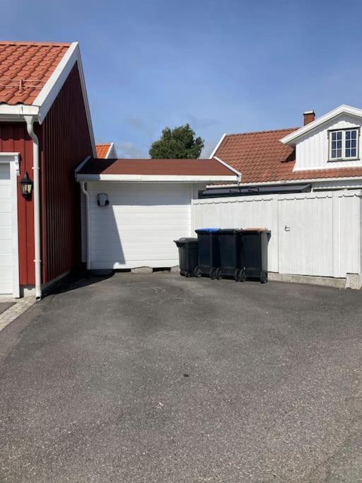 Idyllisk Lite Anneks Med Enestaende Uteplass Larvik Exteriér fotografie