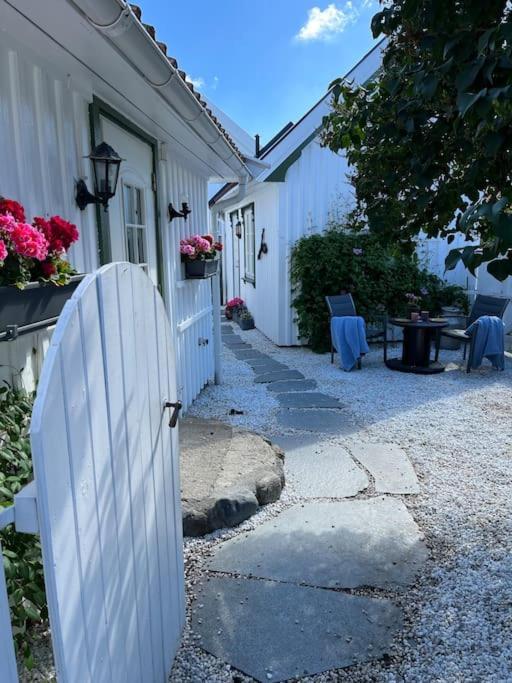 Idyllisk Lite Anneks Med Enestaende Uteplass Larvik Exteriér fotografie