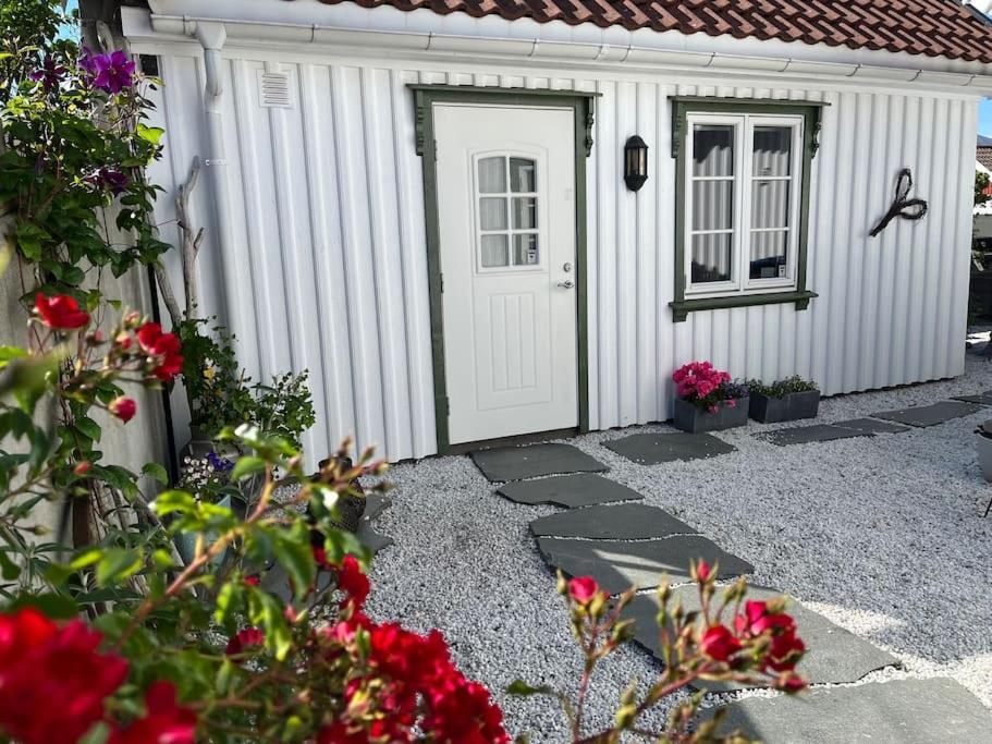 Idyllisk Lite Anneks Med Enestaende Uteplass Larvik Exteriér fotografie